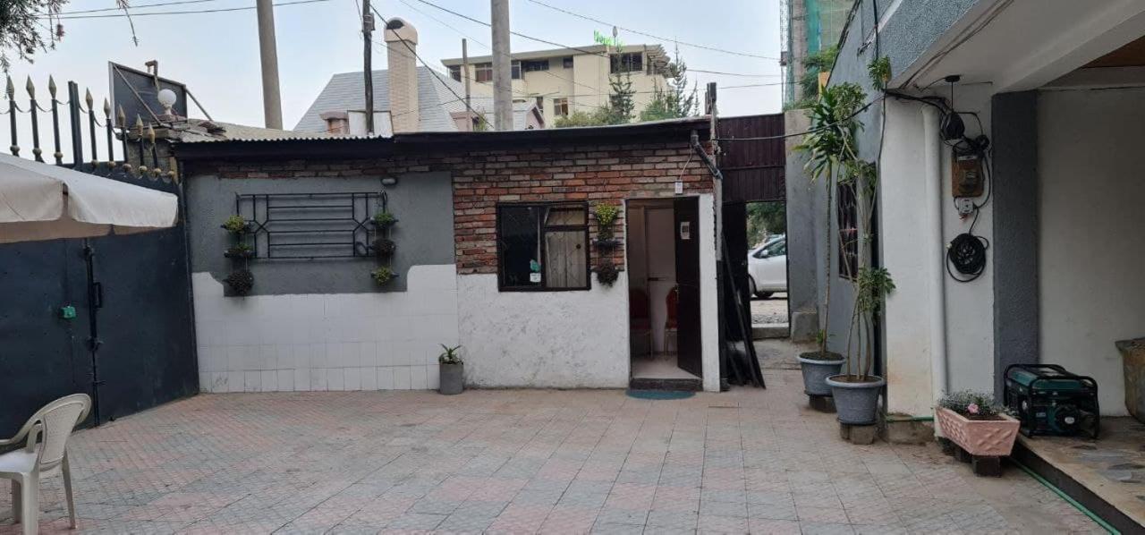 Lucy Guest House Addis Abeba Buitenkant foto